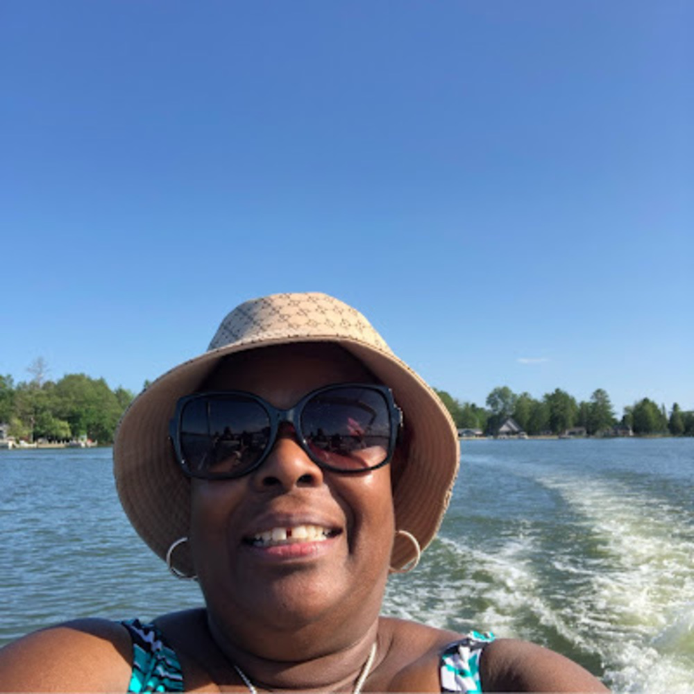 Meet your Posher, Gloria